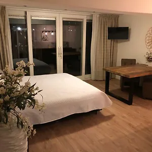 https://garden-room.amsterdamhotelsnl.com